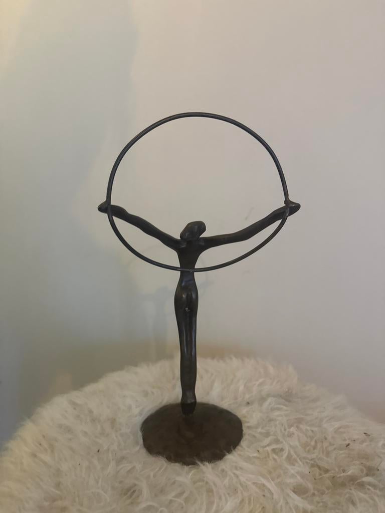 Bronzen beeldje van een figuur met hoepel, Ophalen