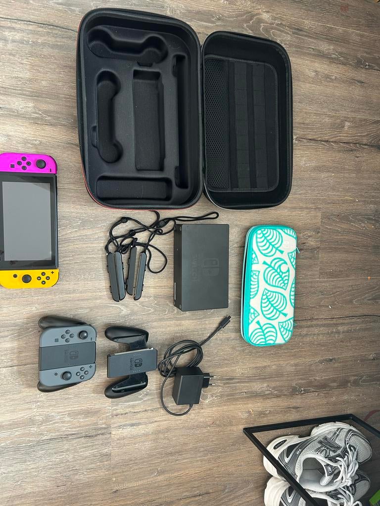 Nintendo Switch met extra Joy-Cons en accessoires, Spelcomputers en Games, Games | Nintendo Switch, Ophalen, Gebruikt