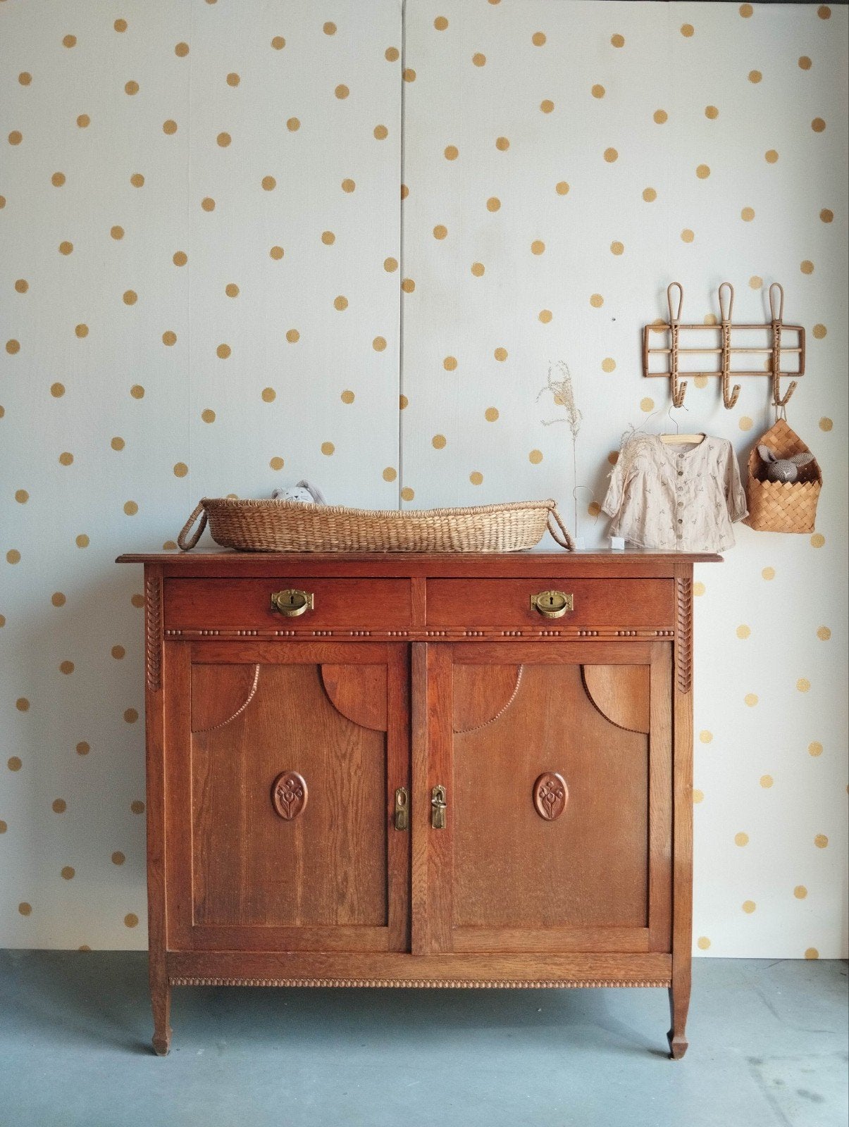 Vintage commode / massief hout / antiek / bezorgen mogelijk, Kinderen en Baby's, 50 tot 70 cm, Ophalen of Verzenden, 90 tot 105 cm
