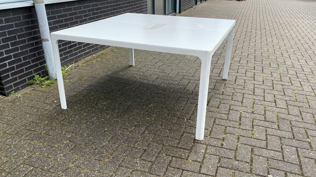 Kantoortafel / vergadertafel wit 140x140 cm met kabelbak, Huis en Inrichting, Bureaus, Ophalen, Overige typen, Gebruikt, IKEA