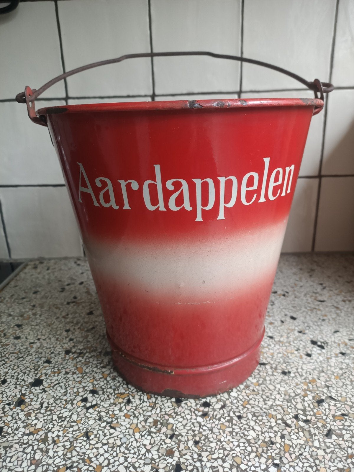 Oude rode emmer emaille aardappelemmer., Antiek en Kunst, Antiek | Emaille, Ophalen of Verzenden