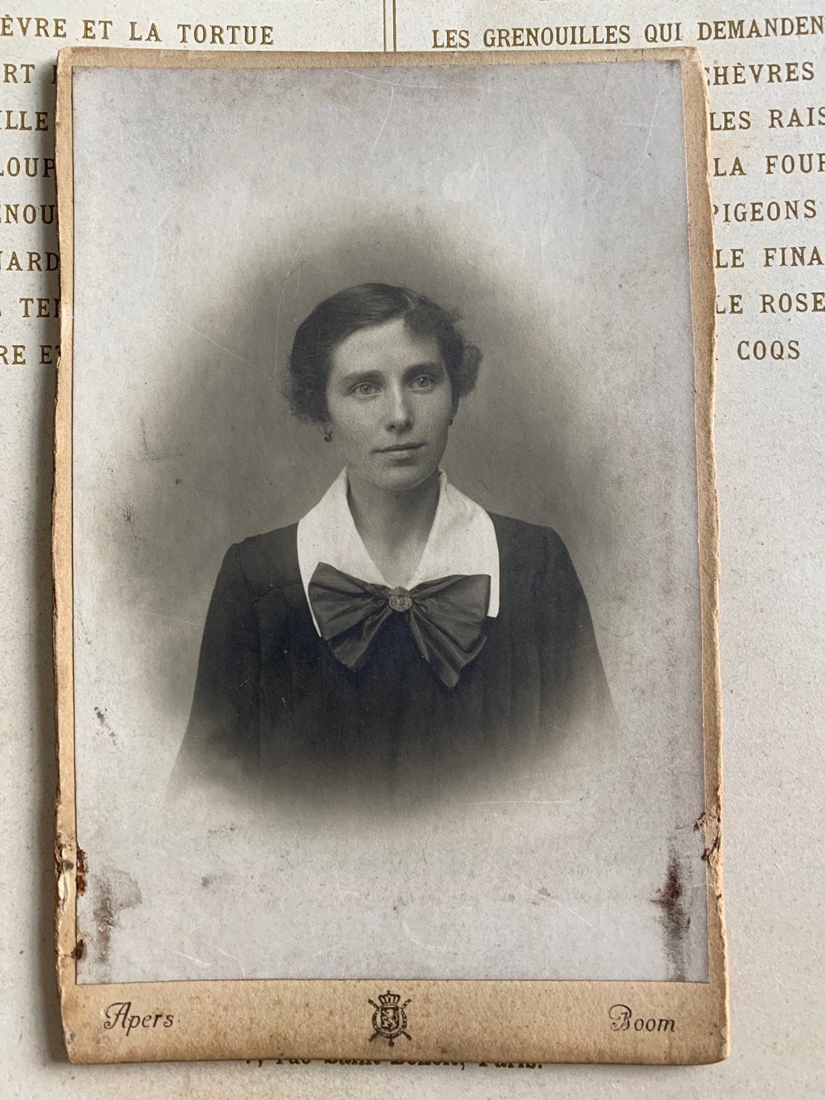 Foto - dame met strik (LI), Gebruikt, Foto, Ophalen of Verzenden, Voor 1940