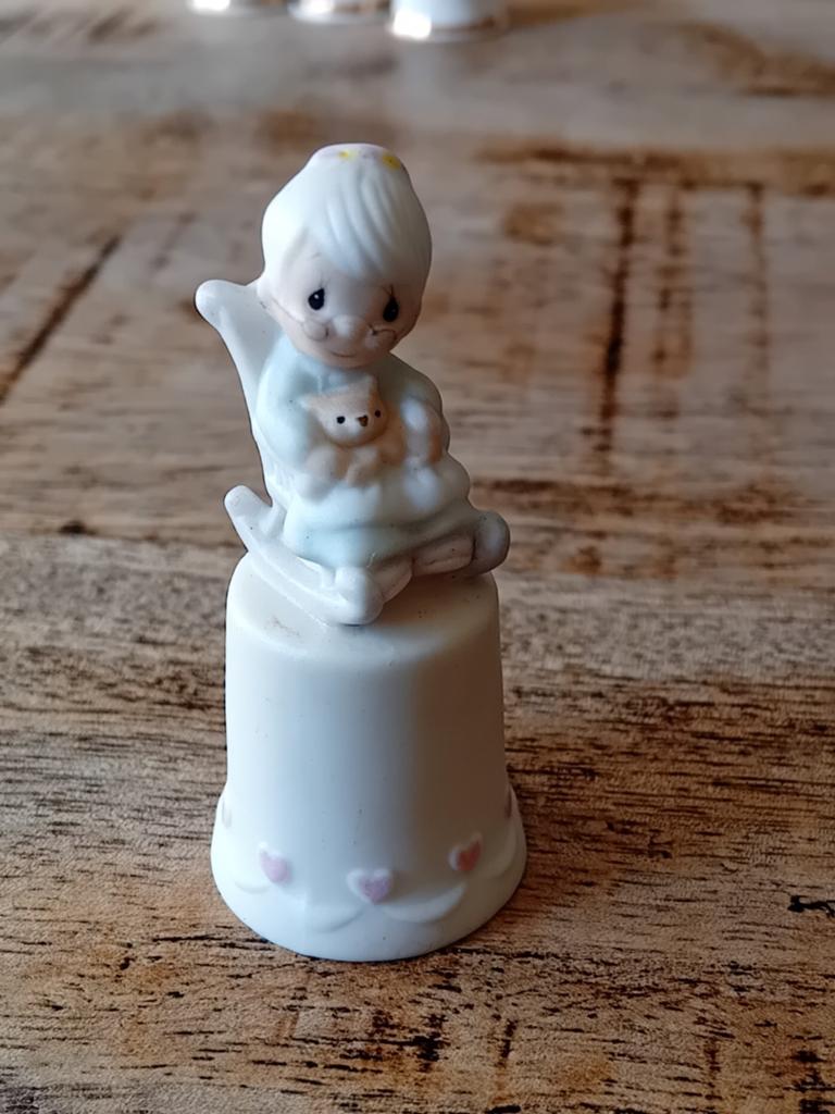 Vingerhoedjes verzamelen biscuit precious moments, Ophalen of Verzenden, Zo goed als nieuw