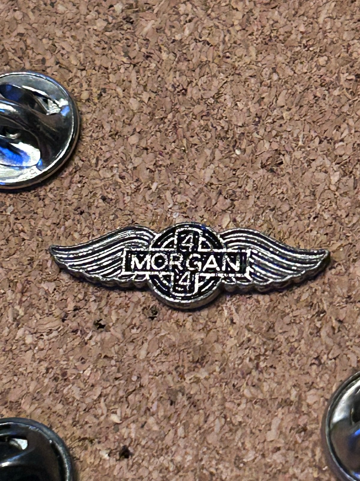Morgan 4/4 Vleugel pin - Zilverkleurig, Ophalen of Verzenden, Gebruikt, Merk, Speldje of Pin
