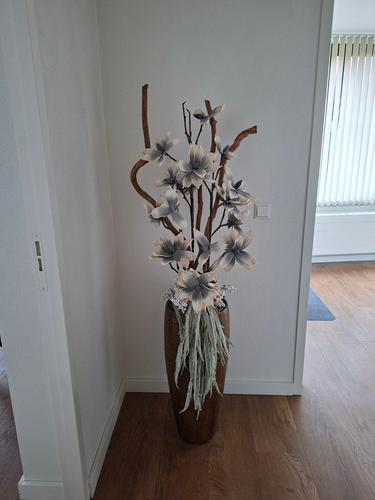 Grote decoratieve vaas met kunstbloemen en takken, Ophalen, Bruin, Steen/keramiek, Met patroon/structuur