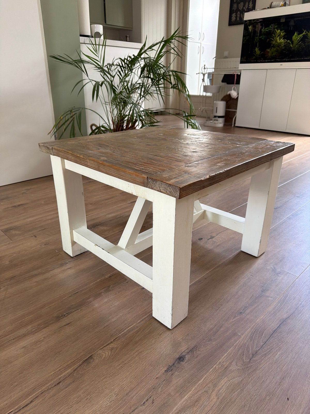 Robuuste houten salontafel met wit onderstel, Huis en Inrichting, Tafels | Salontafels, Ophalen, Gebruikt, 50 tot 100 cm, Vierkant