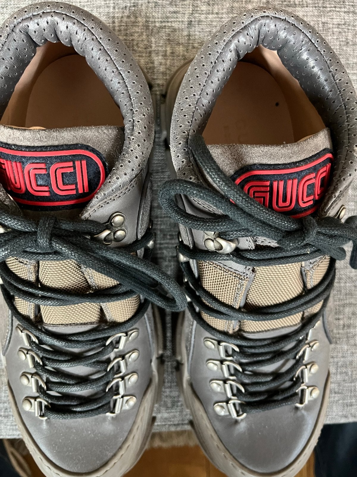 Gucci Flashtrek Sneakers - Grijs/Zwart. Maat 8.5, Ophalen of Verzenden, Zo goed als nieuw, Grijs, Sneakers of Gympen