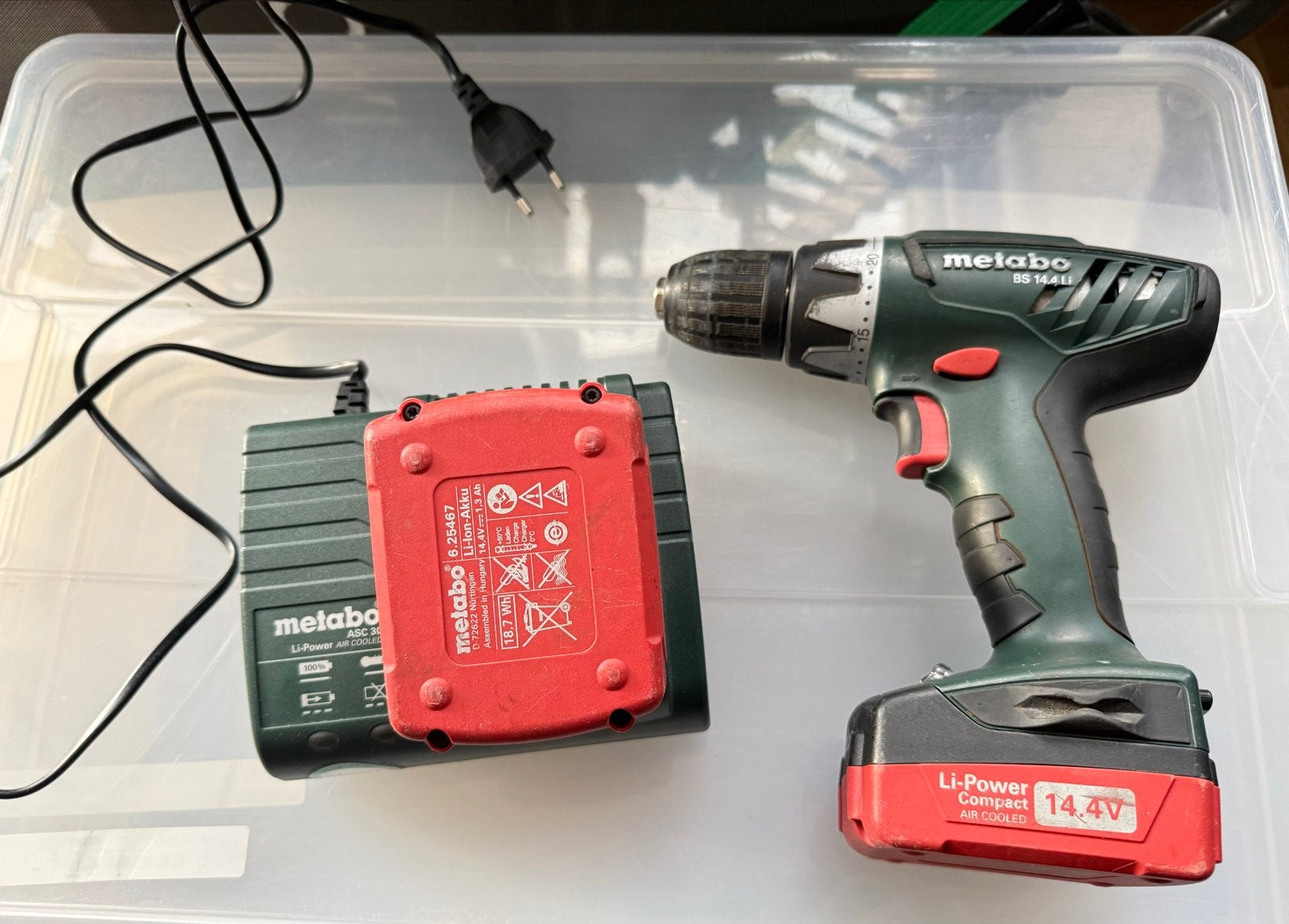 Metabo Schroef/Boormachine BS 14.4 LT met 2 accu's en lader, Gebruikt, Variabele snelheid, Ophalen of Verzenden, Boor- en Schroefmachine