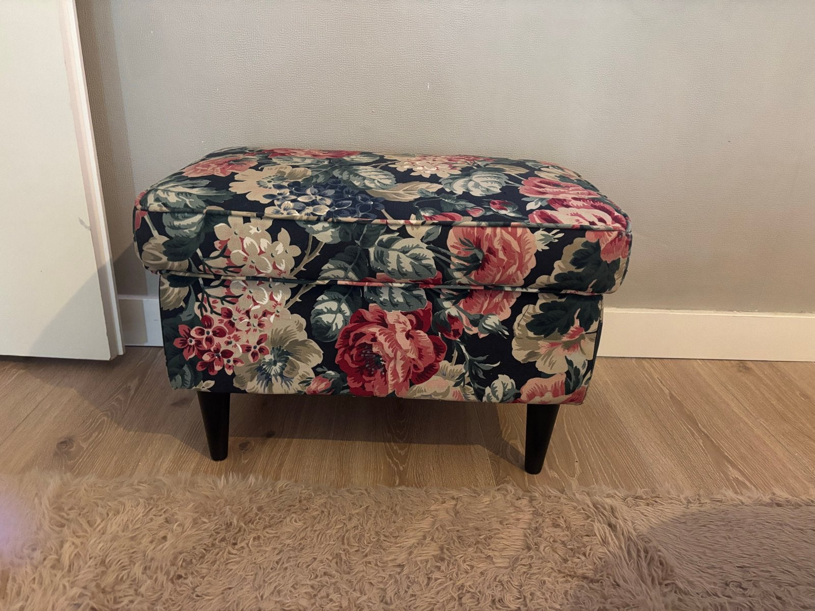 IKEA Strandmon voetenbank met bloemenprint, Minder dan 50 cm, Ophalen of Verzenden, Zo goed als nieuw, Stof