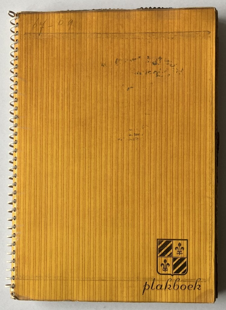 Plakboek uit 1968-1970 {10720}, Ophalen of Verzenden, Gelezen