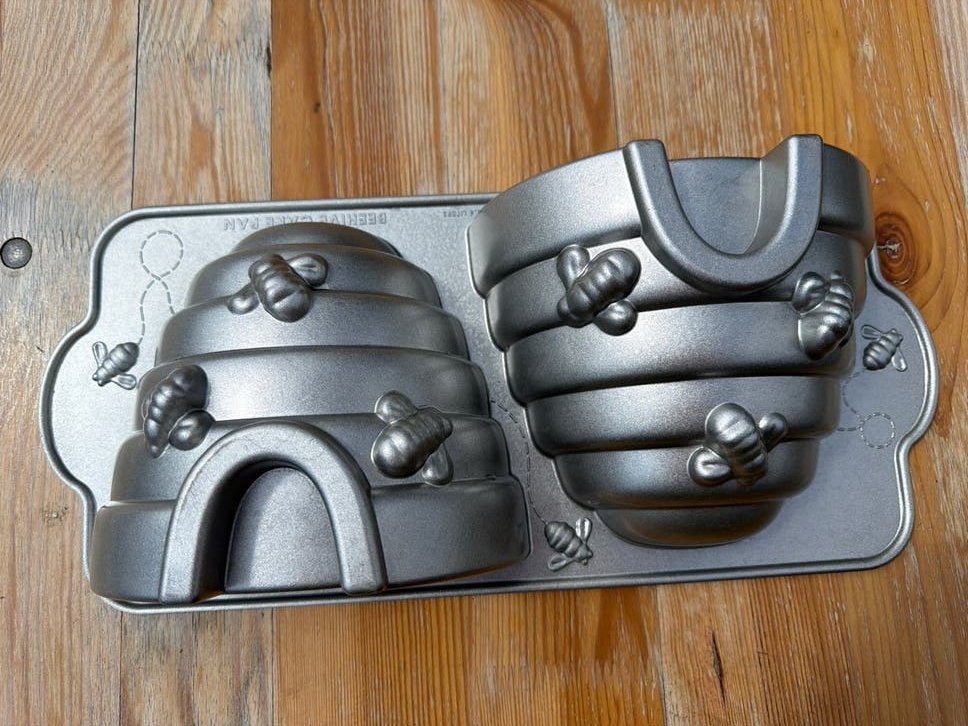 Nordic Ware Bijenkorf Cakevorm - 2.4 Liter, Overige typen, Zilver, Ophalen of Verzenden, Zo goed als nieuw