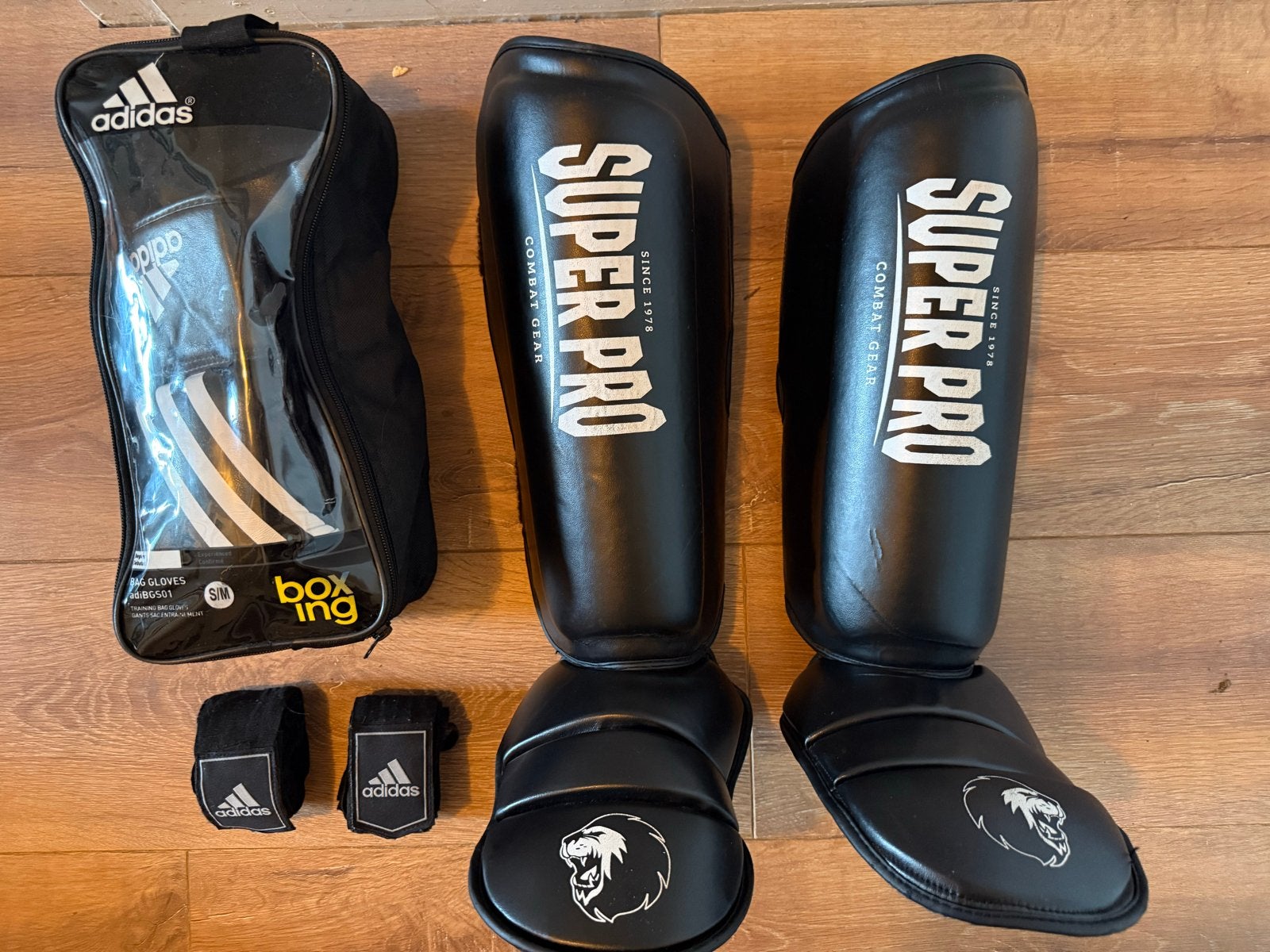 Boks/kickboks set: handschoenen, binnenhandschoenen, scheenb, Sport en Fitness, Gebruikt, Overige, Maat XS of kleiner, Vechtsportbescherming