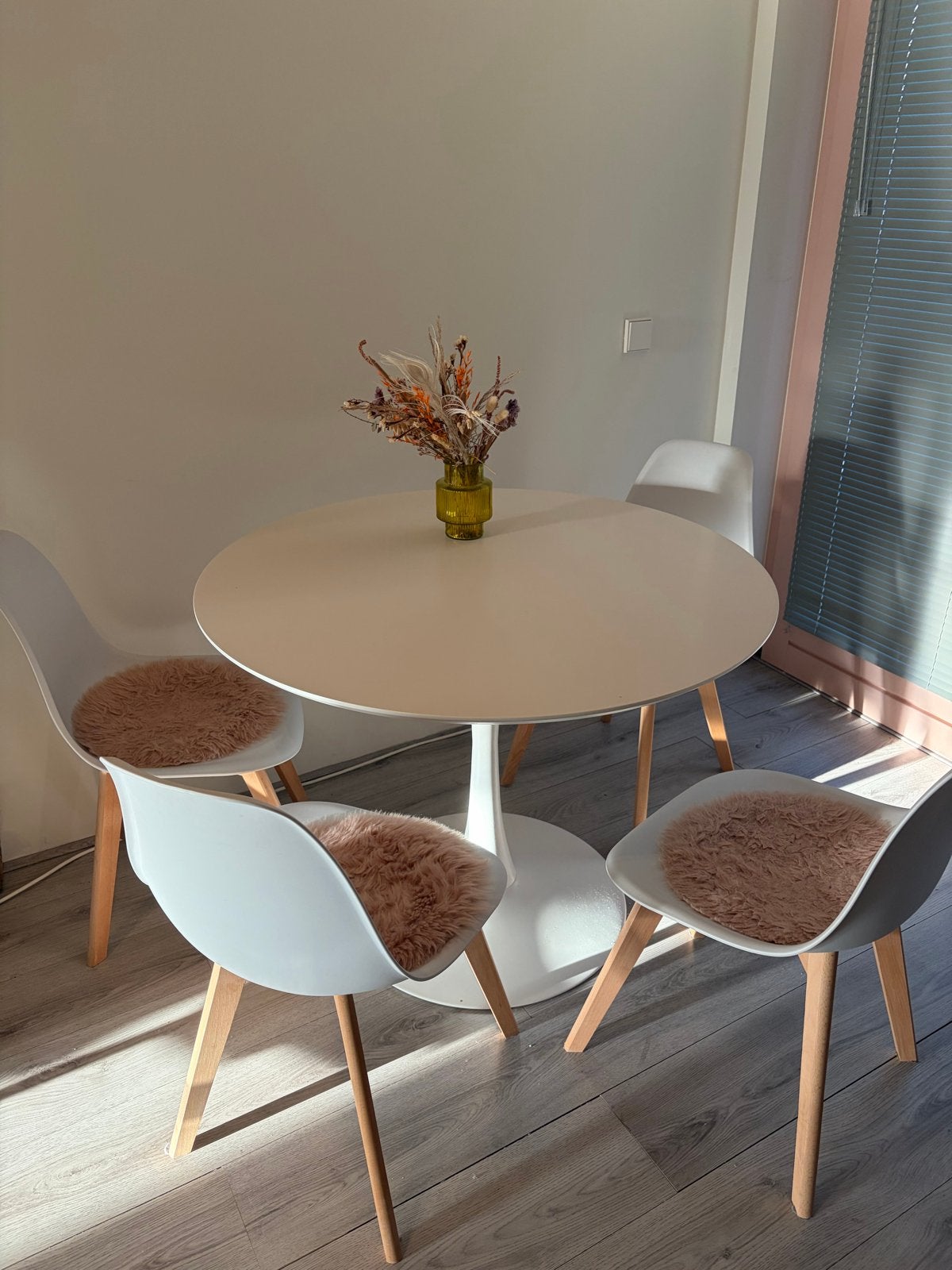 Eettafel met 4 stoelen - Modern en stijlvol, Ophalen, Kunststof, Gebruikt, Rond