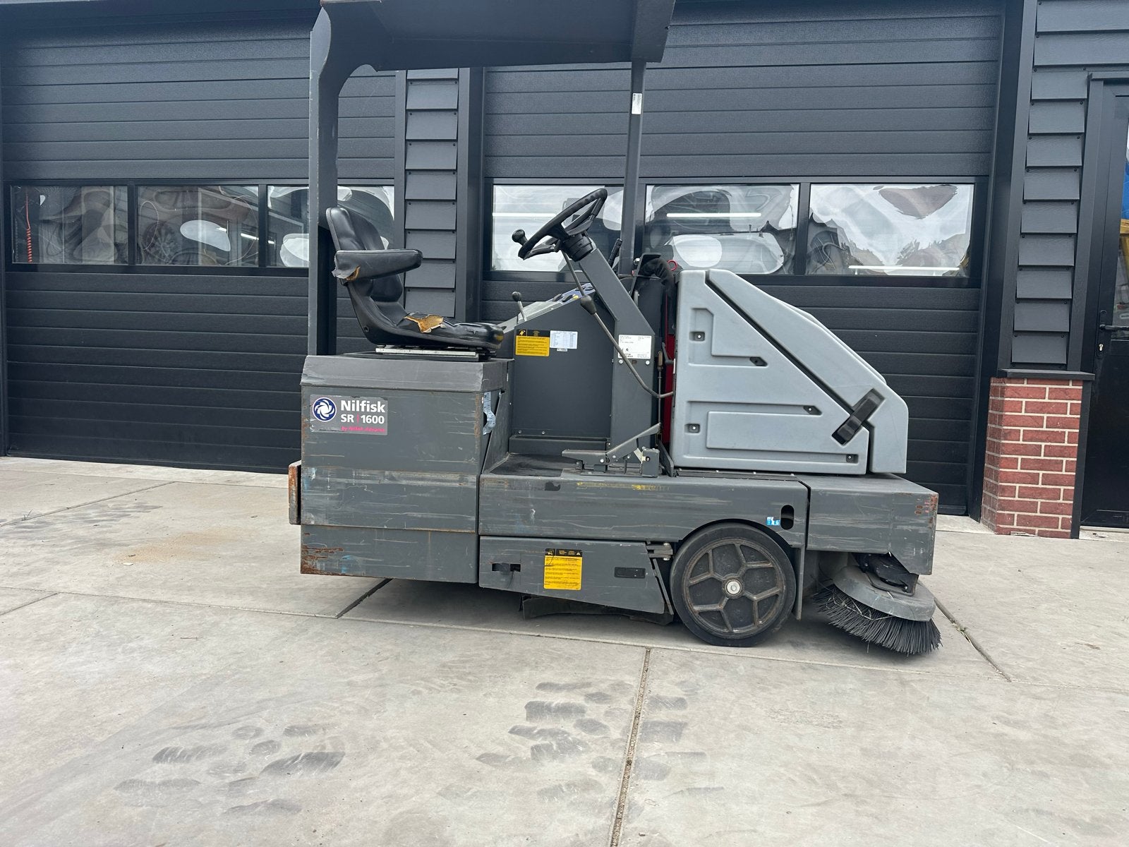 Nilfisk SR 1600 Veegmachine - Krachtig & Efficiënt, Zakelijke goederen, Ophalen