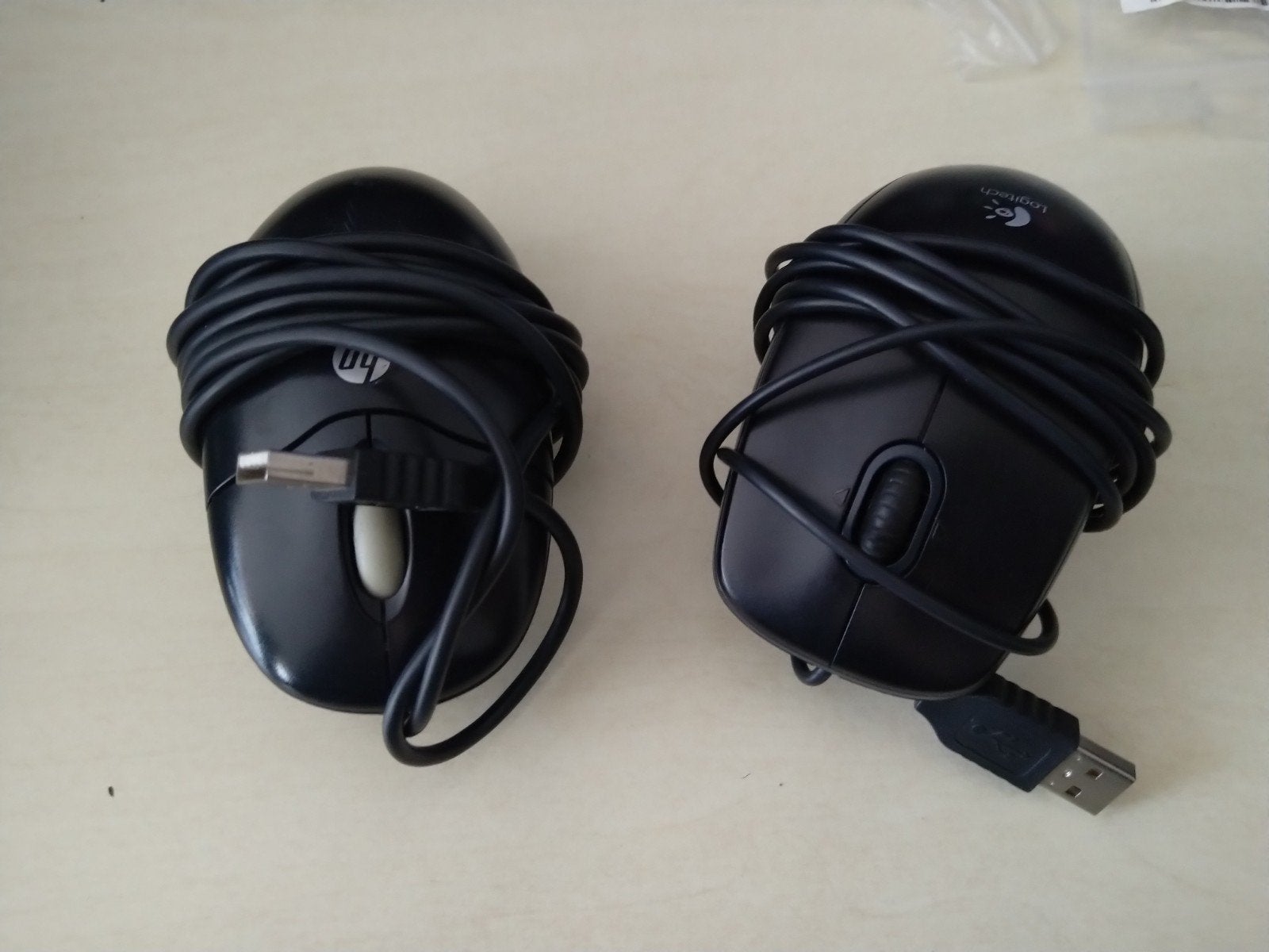 Logitech B110 en HP bedrade muizen - Set van 2, Rechtshandig, Muis, Refurbished, Logitech, HP