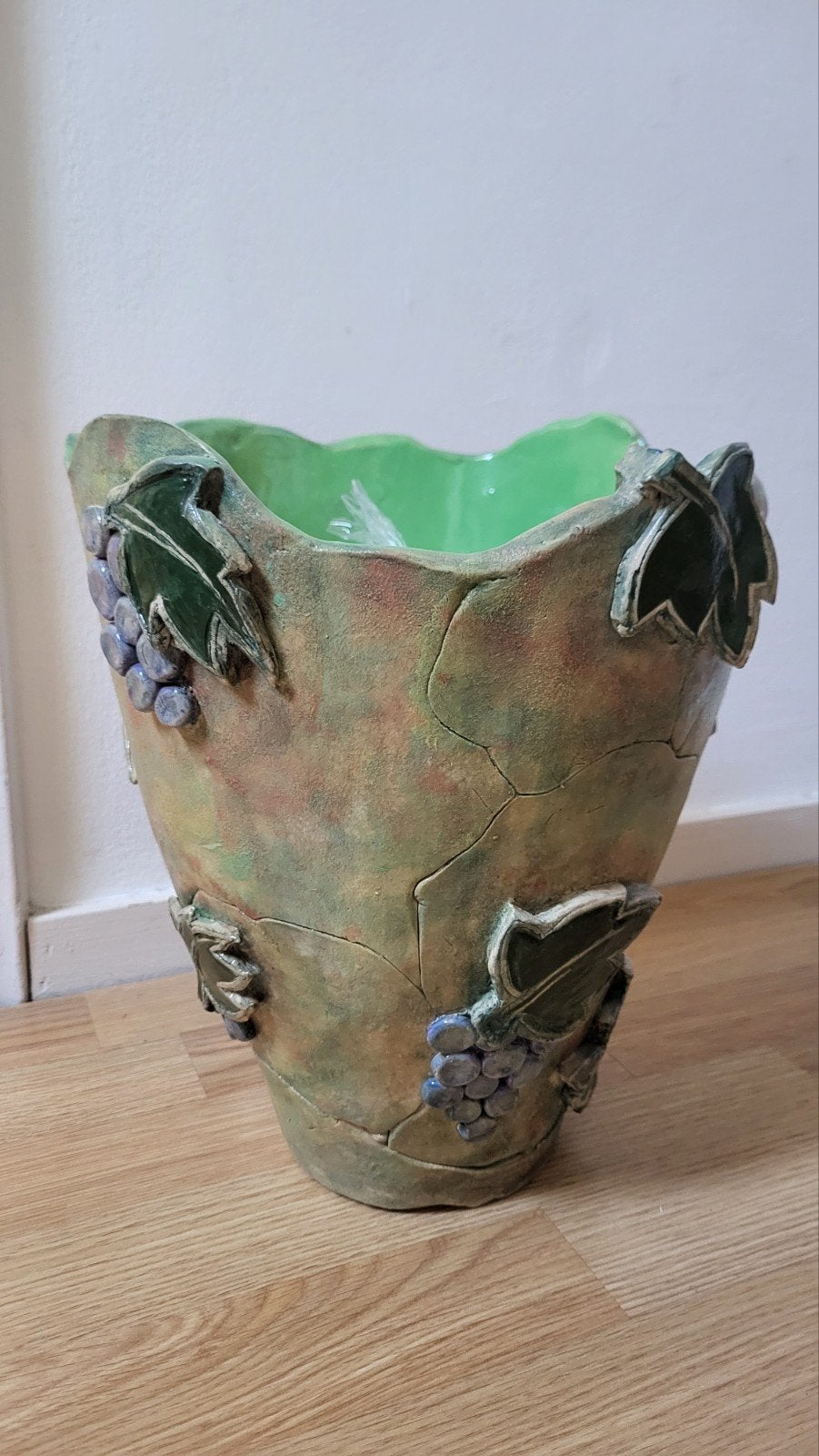 Handgemaakte zware vaas met druivenmotief, Ophalen of Verzenden, Zo goed als nieuw, Groen