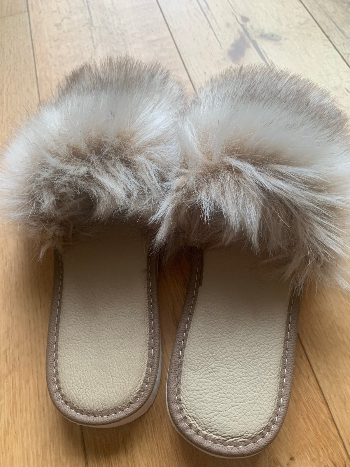 Comfortabele pluizige pantoffels, Beige, Nieuw, Ophalen of Verzenden, Pantoffels of Sloffen