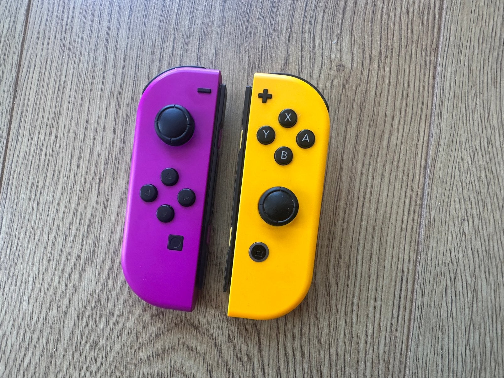 Joy-Con Controllers Paars/Geel Nintendo Switch Nette Staat!!, Spelcomputers en Games, Spelcomputers | Nintendo Consoles | Accessoires