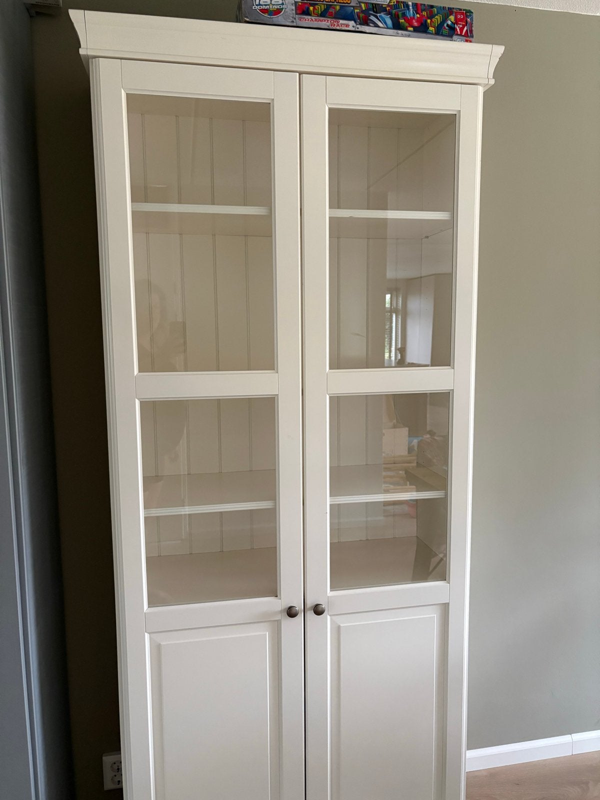 IKEA Witte vitrinekast met glazen deuren en planken, Huis en Inrichting, Kasten | Boekenkasten, Ophalen, Gebruikt, 200 cm of meer
