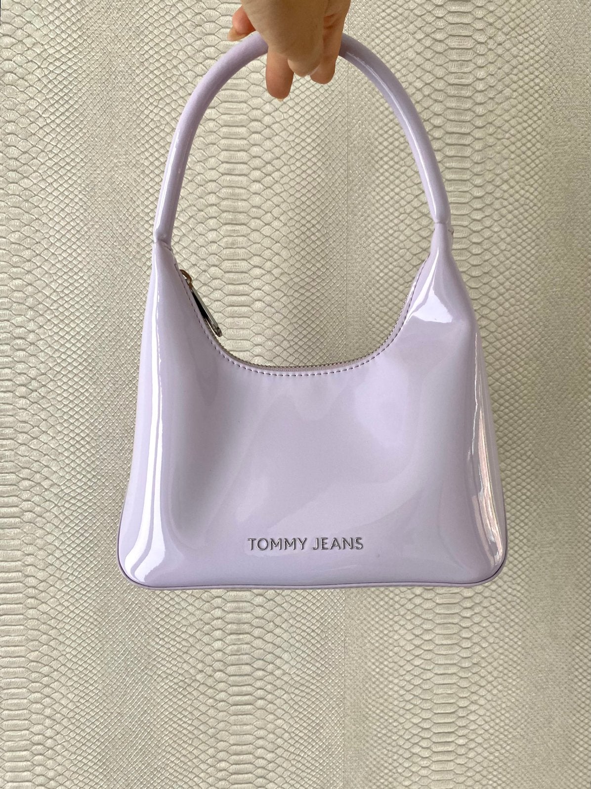 Tommy Jeans lila patent shoulder bag – nooit gebruikt, Ophalen of Verzenden, Zo goed als nieuw, Paars, Schoudertasje