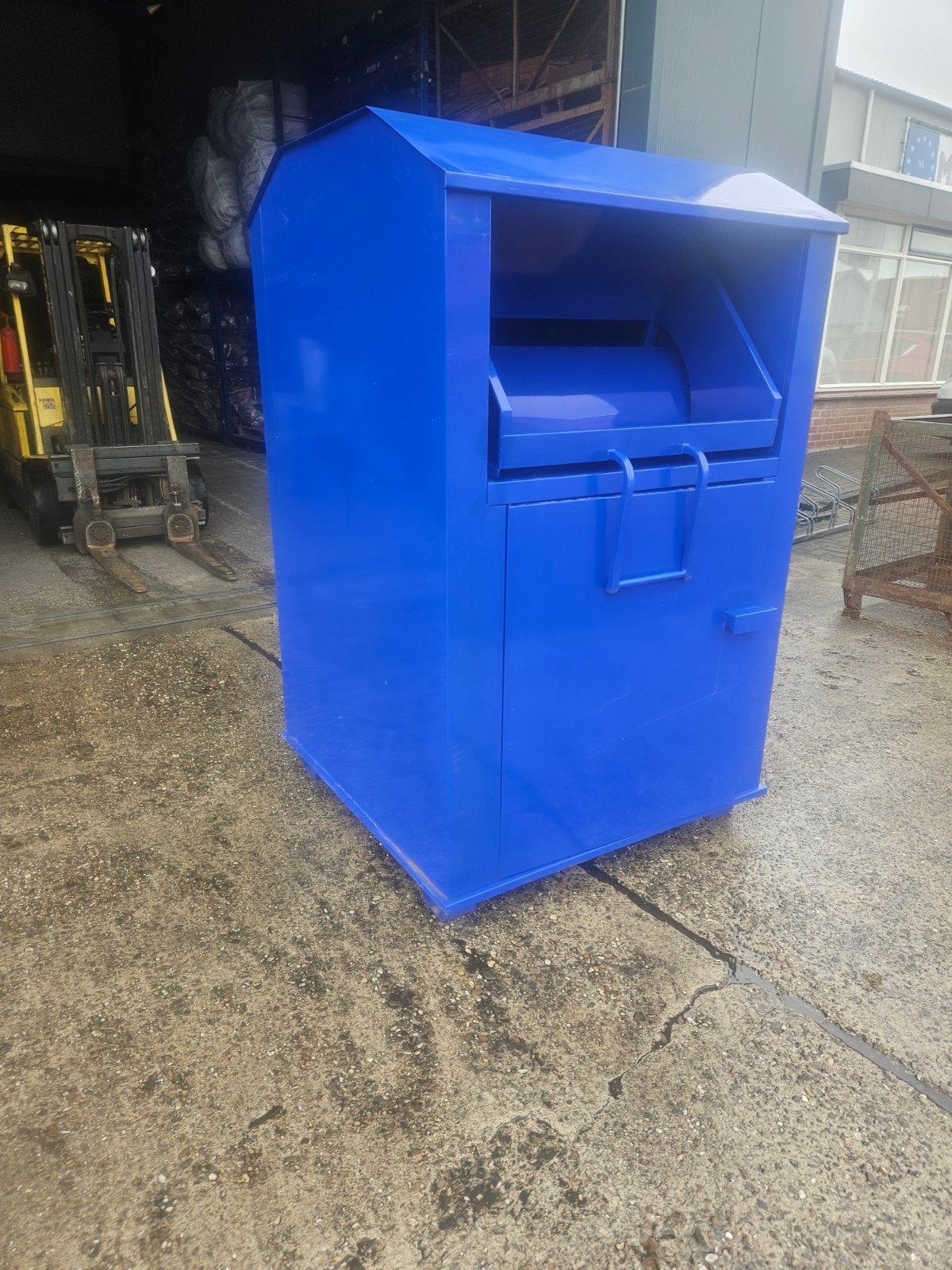 Blauwe kledingcontainer, textielcontainer, Ophalen