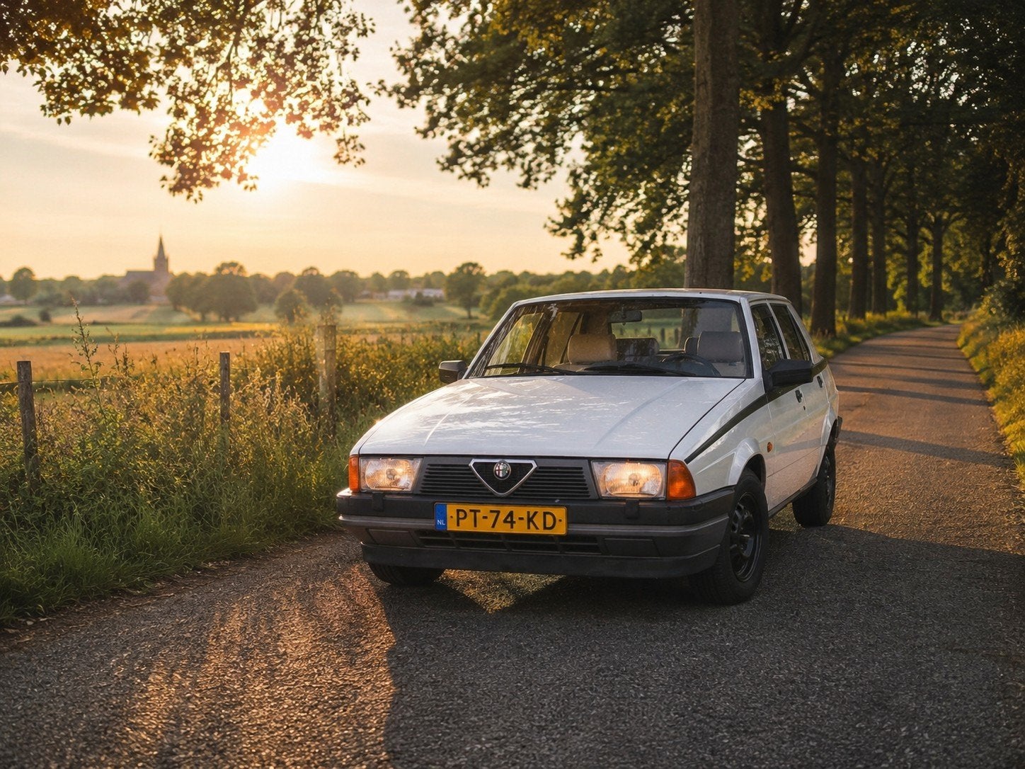 Alfa Romeo 75 1.8 1986 Wit beige leder wb vrij, Auto's, Alfa Romeo, Beige, 4 cilinders, 1070 kg, Wit