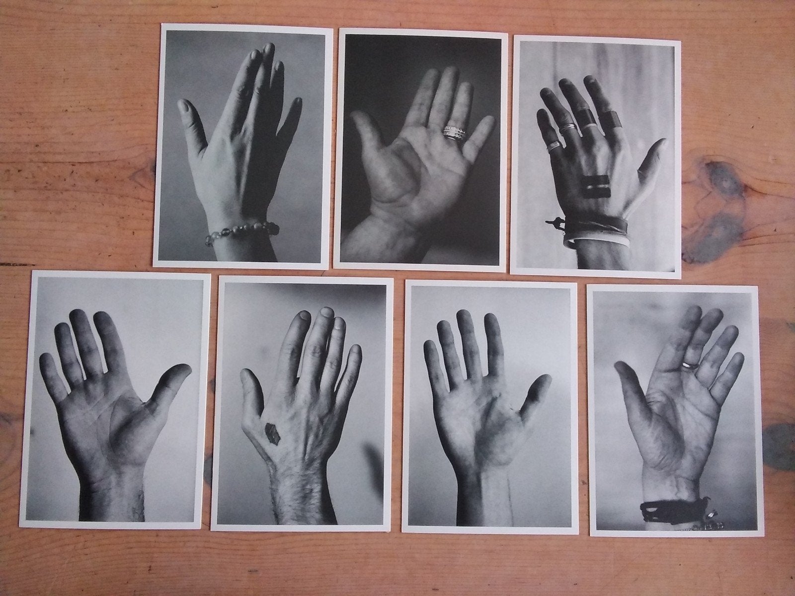 7 Ansichtkaarten "Hands" Anton Corbijn SOS tel. 2006, Ophalen of Verzenden, 1980 tot heden, Sterren en Beroemdheden