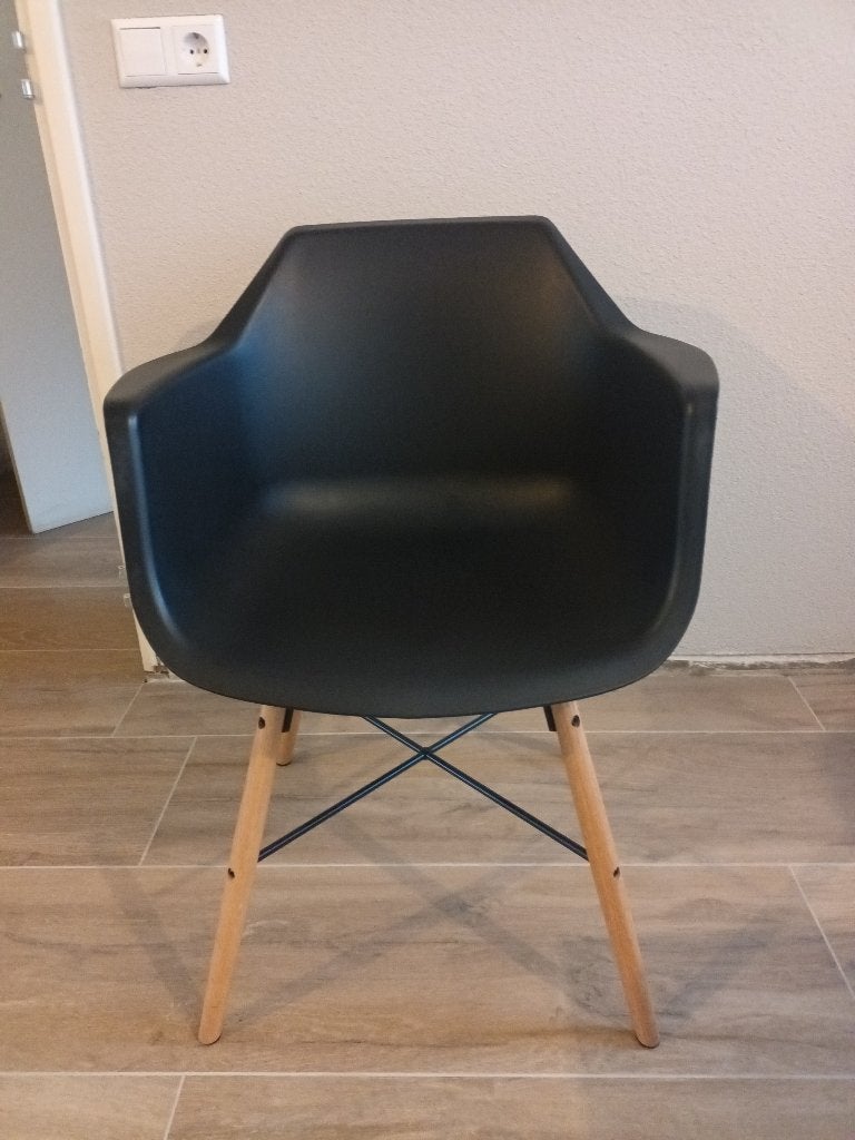 Kuipstoel zwart met houten poten 2 stuks - Zo goed als nieuw, Ophalen, Kunststof, Twee, Zwart