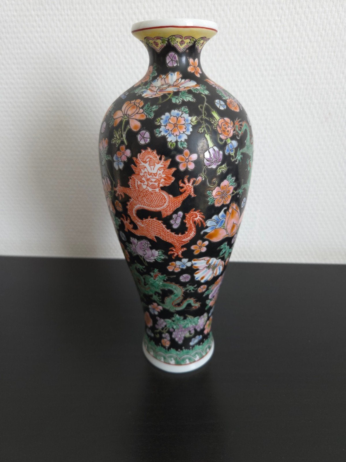 Antieke Chinese vaas met draken en bloemmotieven, Ophalen of Verzenden