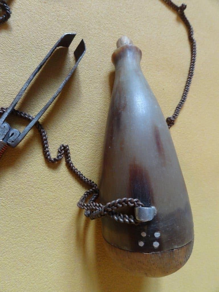 snuiftabak koker, aan ketting met pincet, Zuid Afrika, Antiek en Kunst, Afrika, Verzenden, Doos, Natuurlijk materiaal