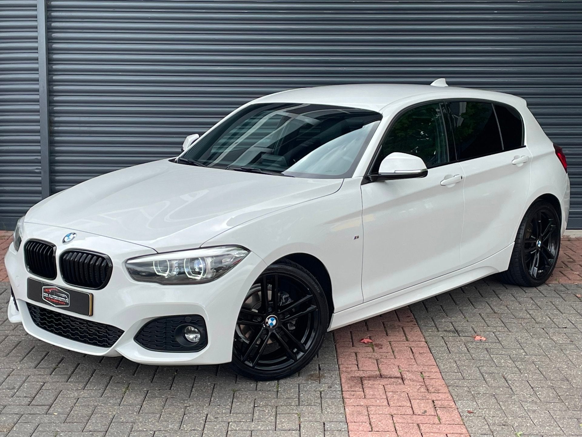 BMW 1-serie 118i Edition M Sport Shadow High Executive LCI L, Gebruikt, Wit, Leder, Bedrijf
