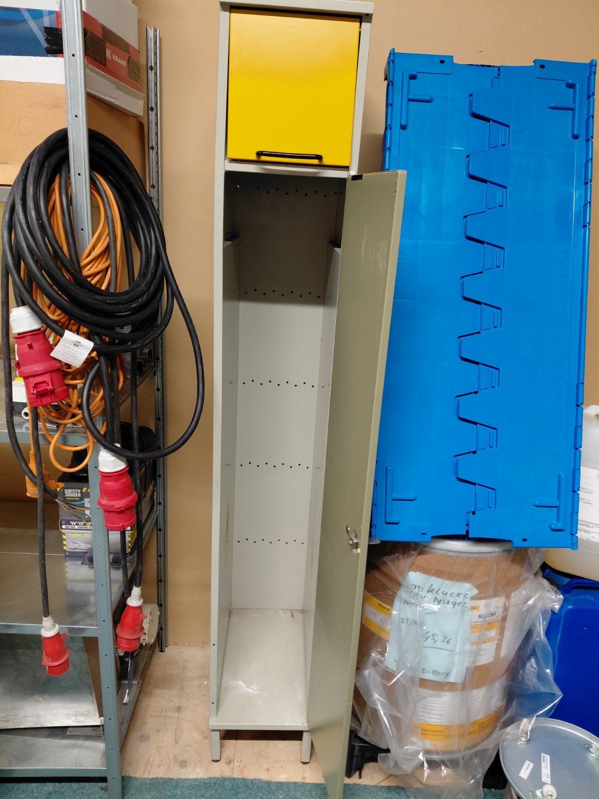 Stalen kast met hangruimte voor wasgoed, Huis en Inrichting, Kasten | Kledingkasten, Minder dan 50 cm, Gebruikt, 200 cm of meer