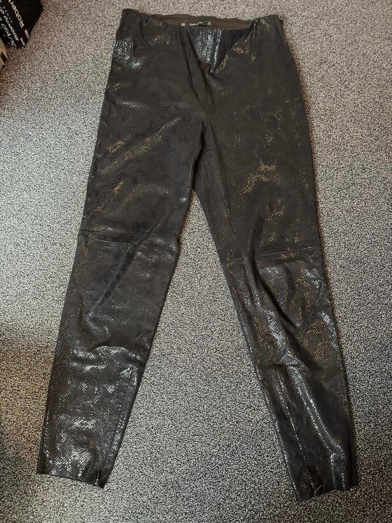 Zwarte suedine broek met slang print maat M 36/38 Zara, Maat 38/40 (M), Zwart, Ophalen of Verzenden, Zo goed als nieuw