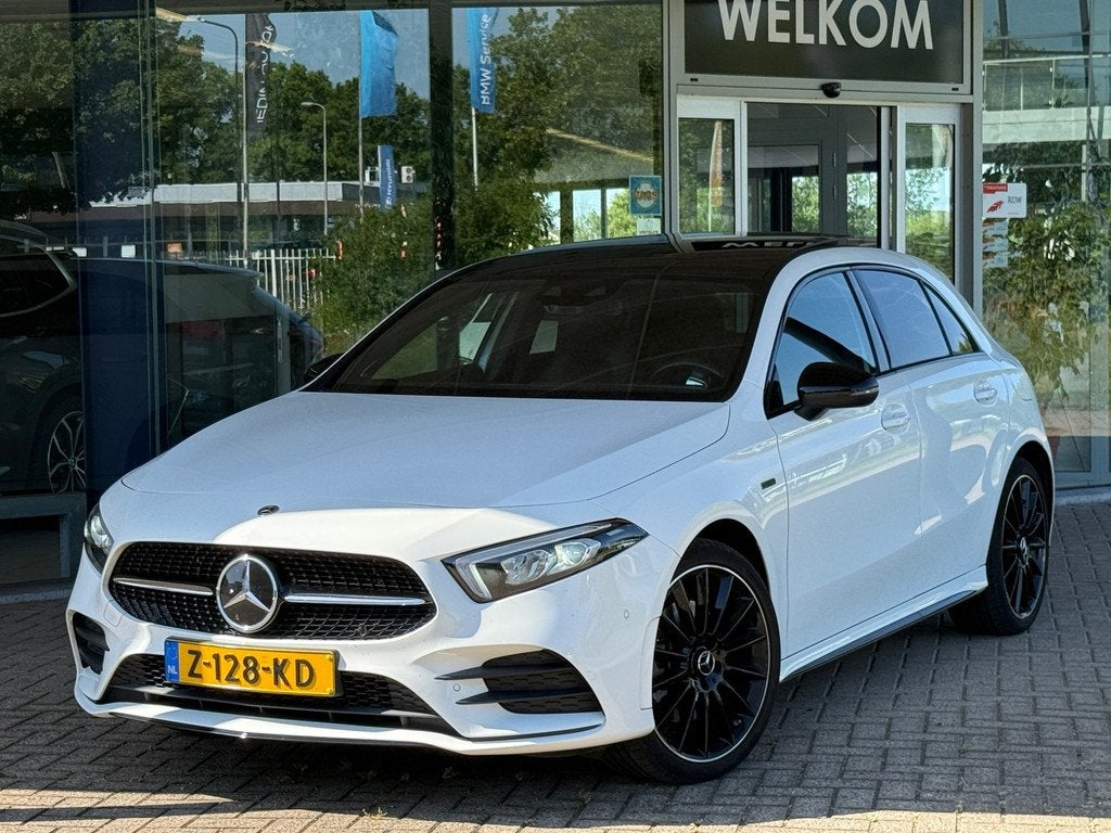 Mercedes-Benz A-klasse 250 e AMG Line Pano|Sfeer|19Inch|Adap, Auto's, Mercedes-Benz, Gebruikt, 4 cilinders, 15 kWh, Leder en Stof