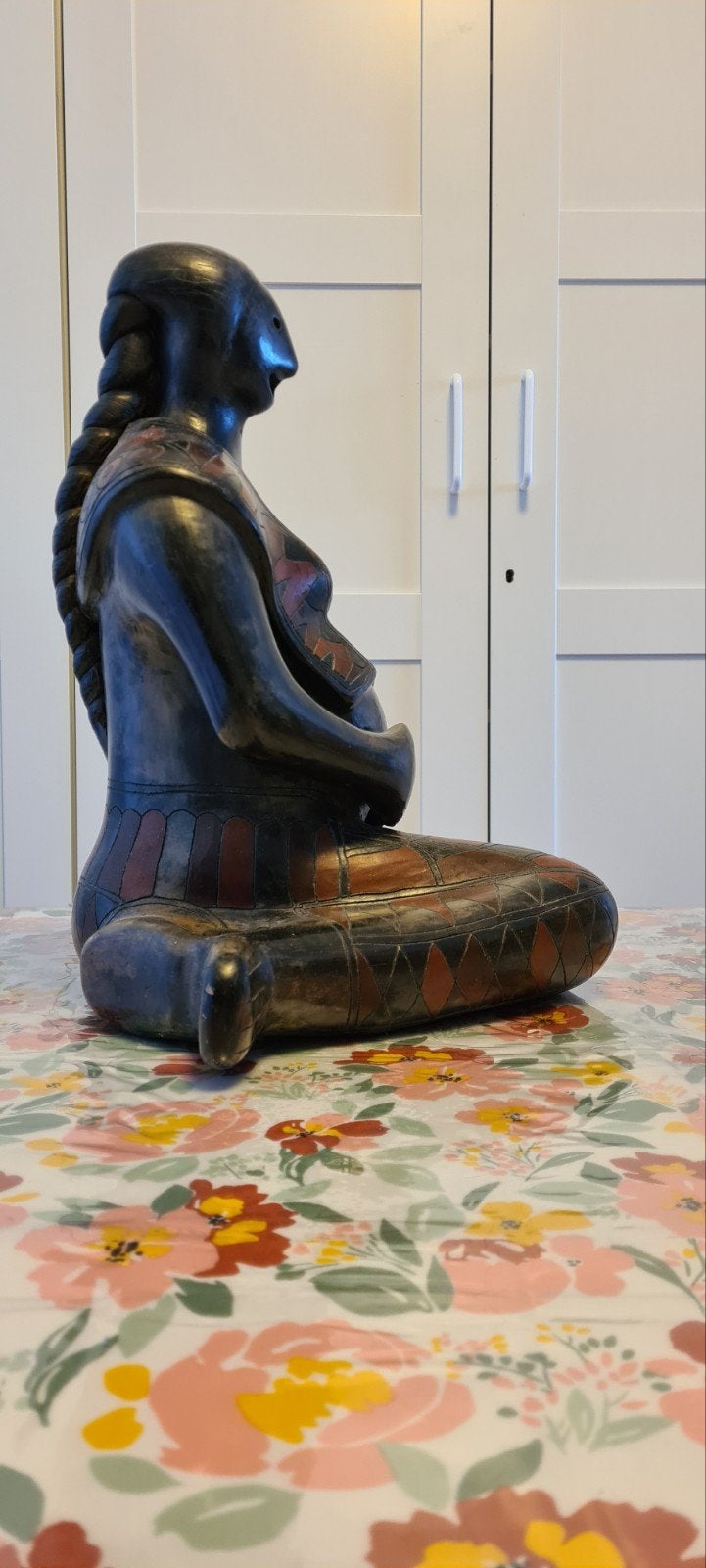 Unieke handgemaakte sculptuur van zittende vrouw, Ophalen of Verzenden, Handgemaakt, 20 - 50 cm, Steen of Keramiek