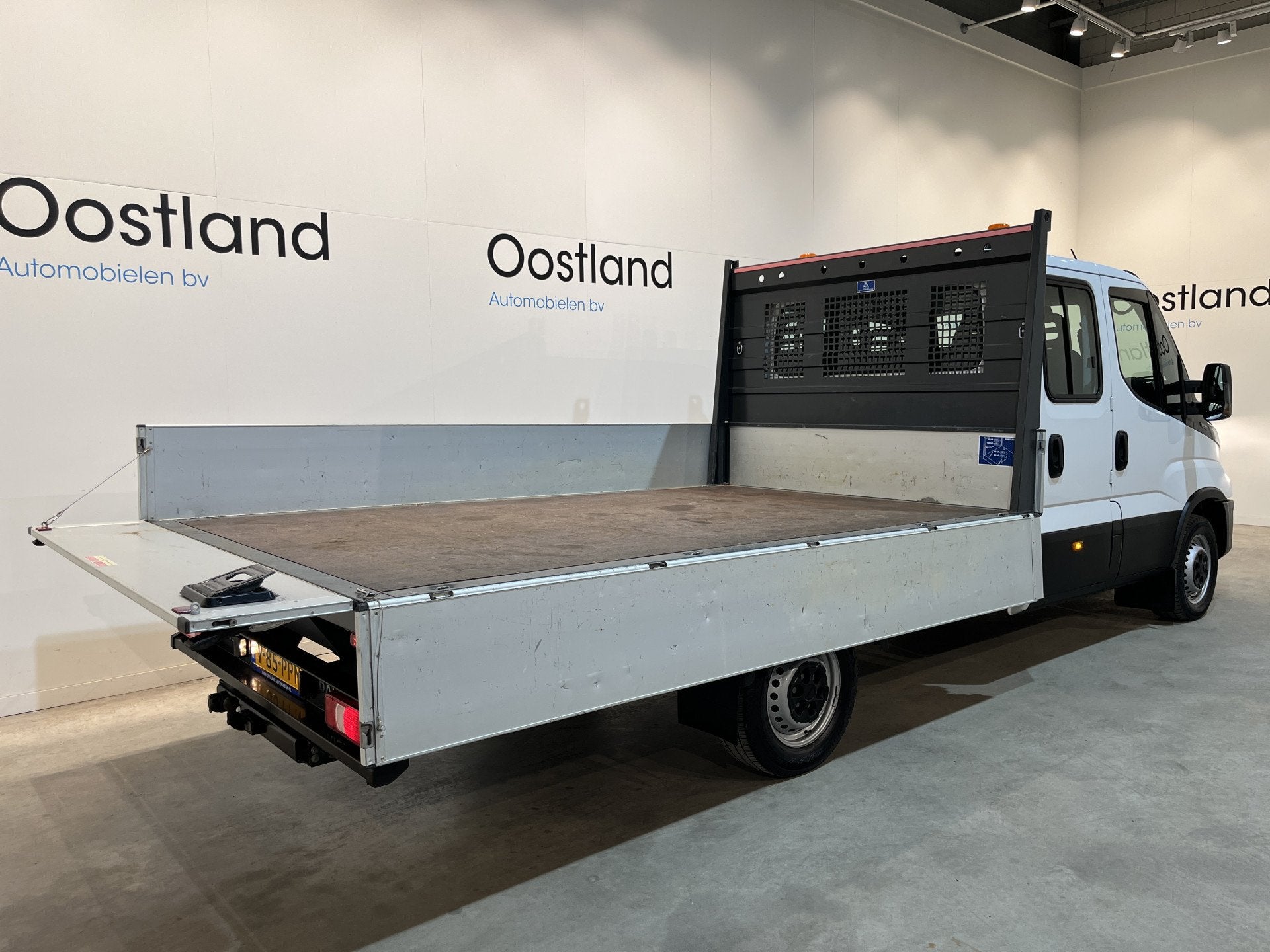 Iveco Daily 35S16 2.3 375 DC 7 pers. Open Laadbak / Euro 6 /, Auto's, Gebruikt, 7 stoelen, Wit, Autotrust