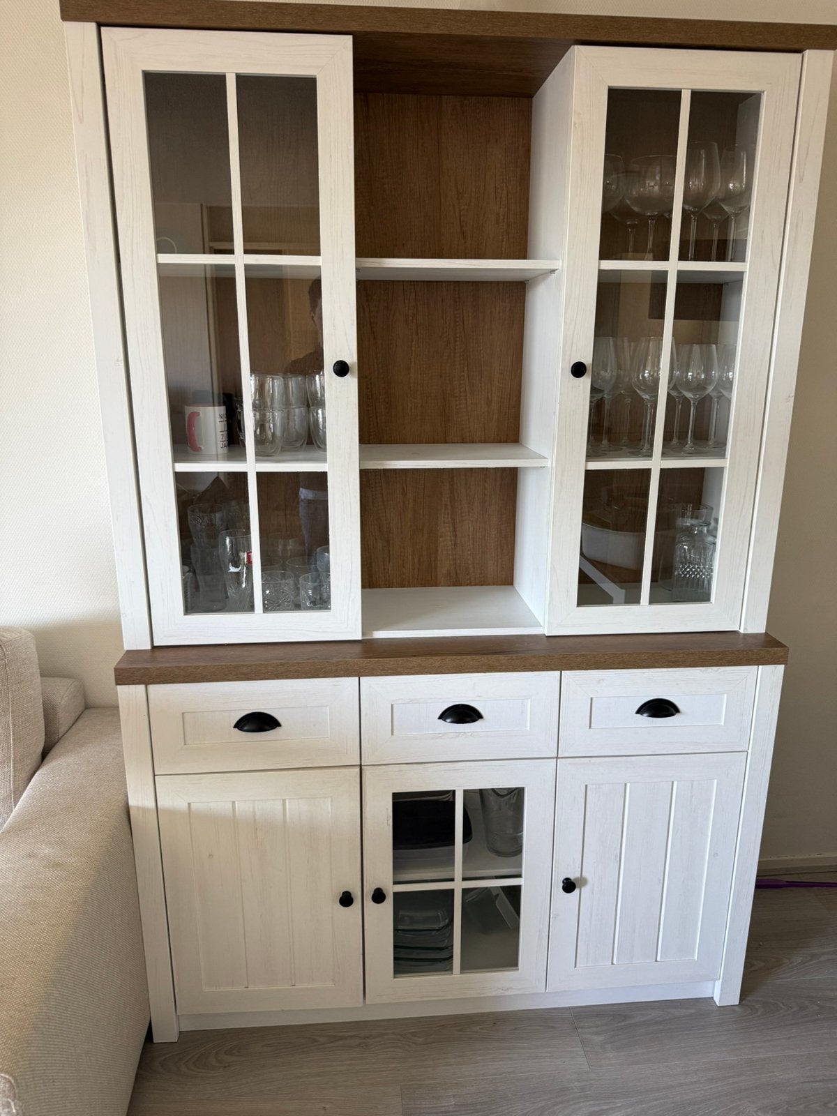 Mooie landelijke buffetkast – wit met houten details, Huis en Inrichting, Ophalen, 200 cm of meer, Zo goed als nieuw, 50 tot 75 cm