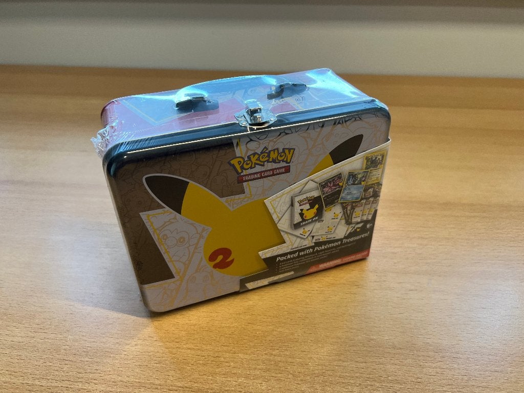 Pokémon Celebrations 25th Collector Chest - Nieuw in seal, Hobby en Vrije tijd, Ophalen of Verzenden, Nieuw, Overige typen, Foil