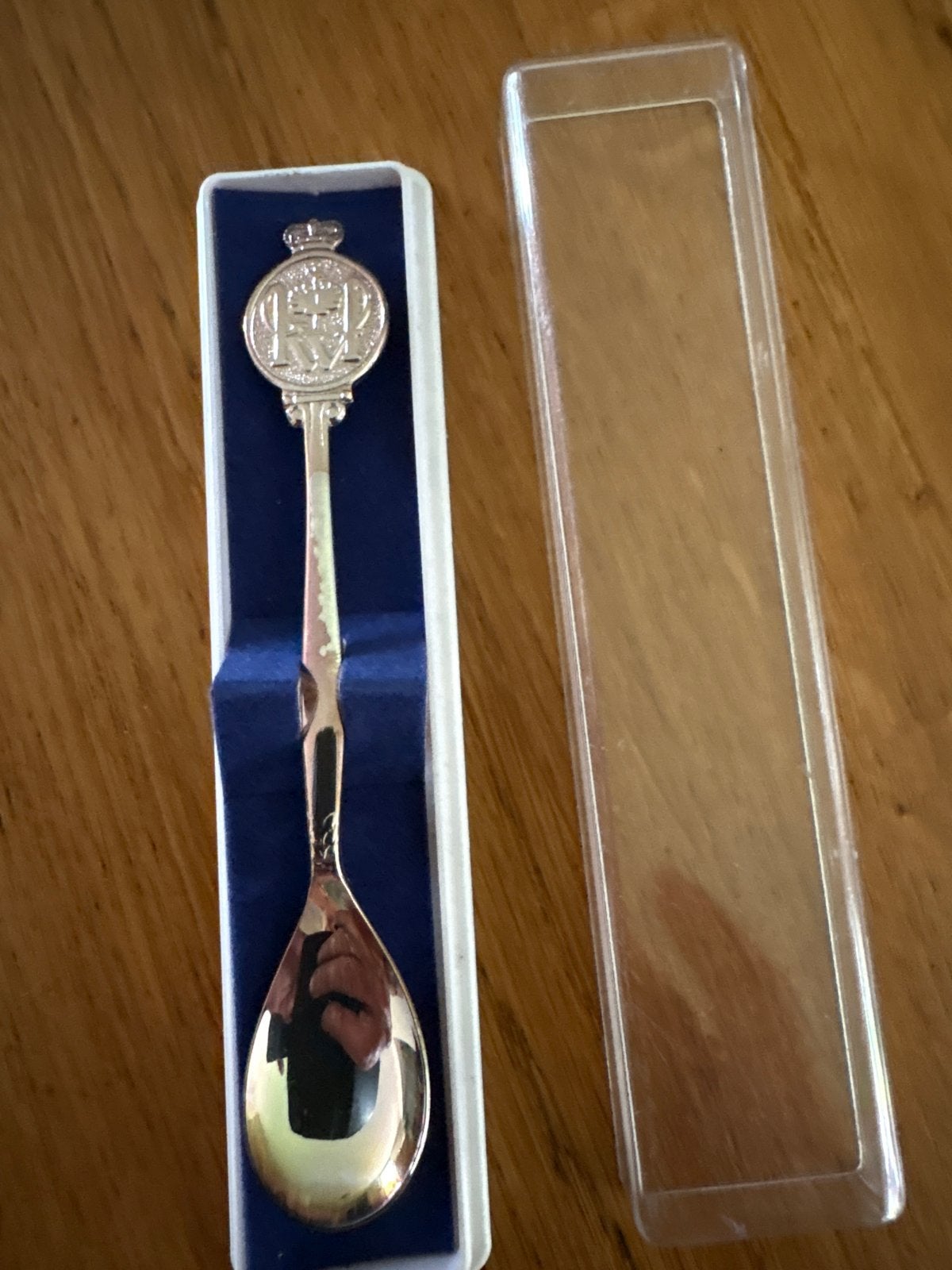 Verzilverde herdenkingslepel KW met kroon in doosje, Ophalen of Verzenden