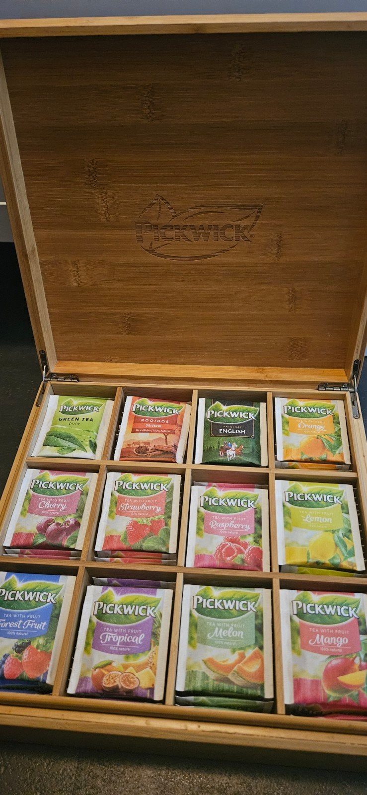Pickwick theedoos van hout met 12 vakken inclusief thee, Hout, Ophalen of Verzenden, Zo goed als nieuw, Theedoos