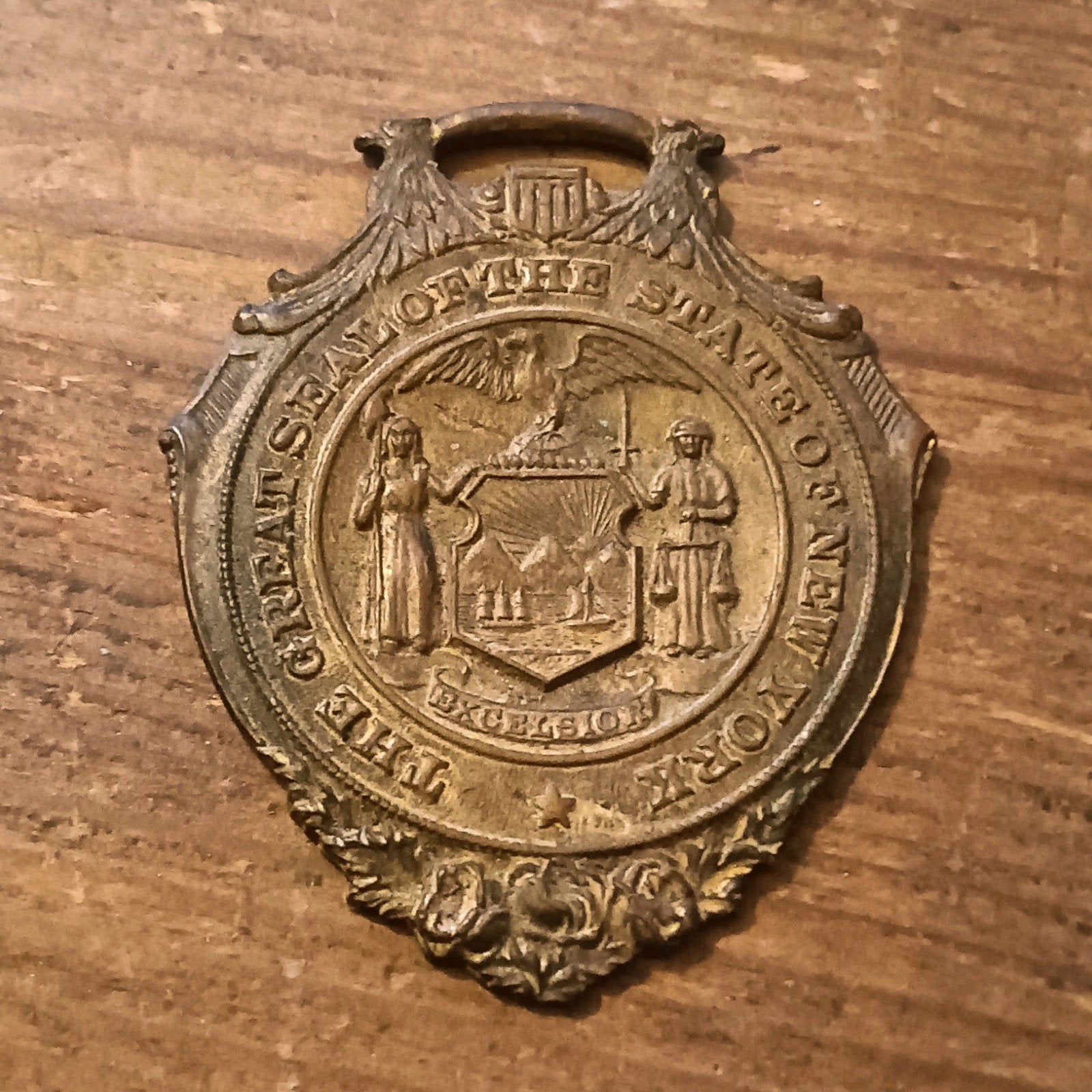 Verguld Bronzen horloge hanger great seal of new York, Ophalen of Verzenden, Overige materialen, Buitenland