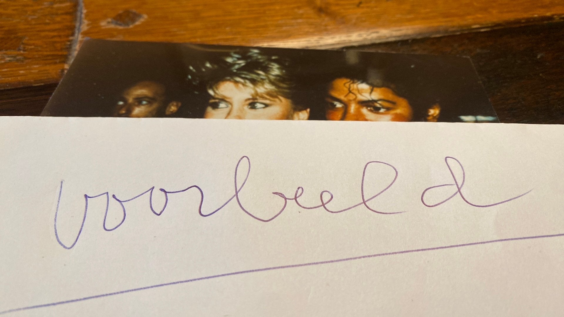 Foto  Michael Jackson met Olivia Newton -John, Verzamelen, Verzenden, 1980 tot heden, Overige onderwerpen
