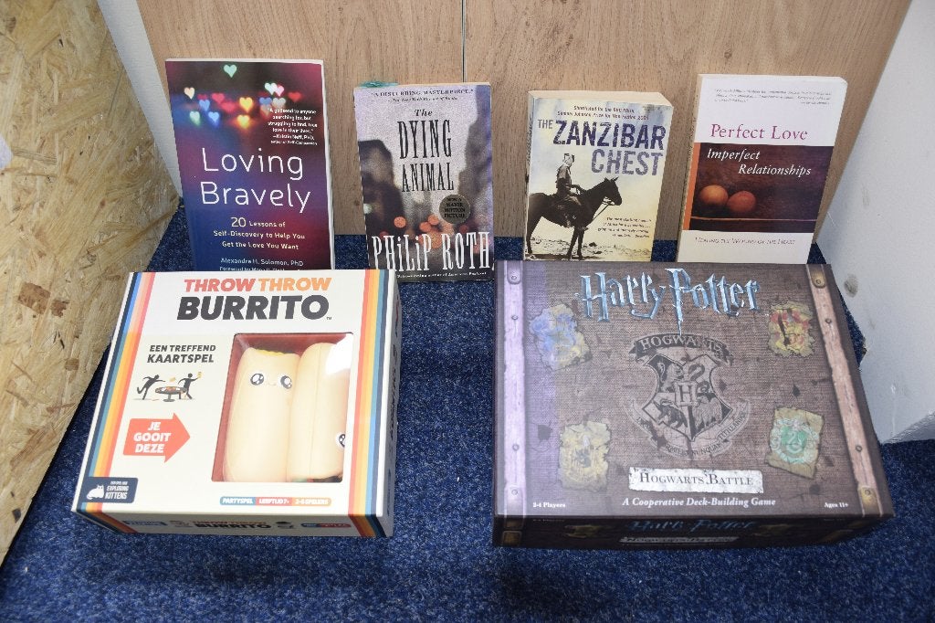Partij boeken, spellen, dvd's en knutselspullen, Ophalen, Zo goed als nieuw, Overige typen, Overige merken
