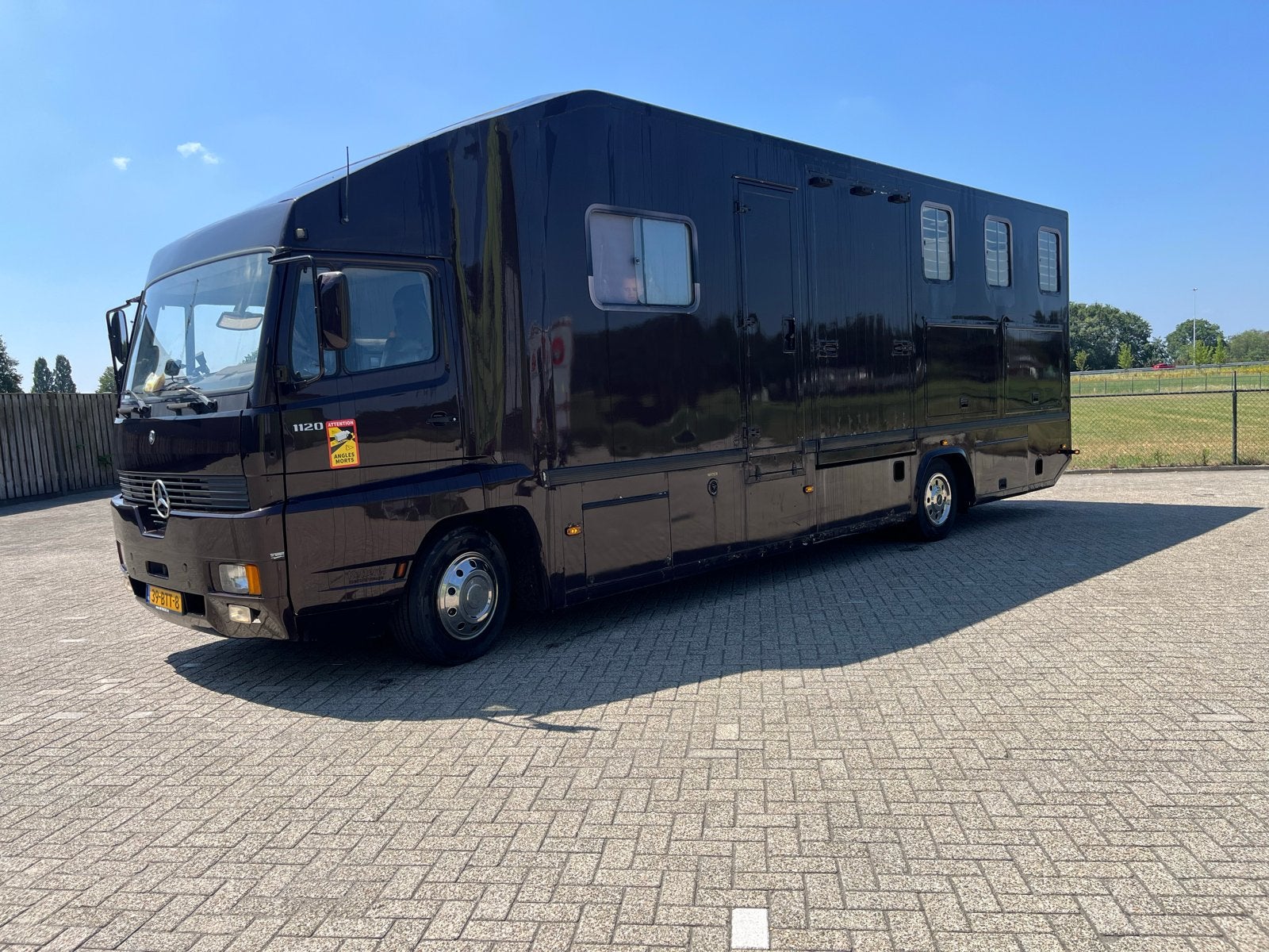 Paardenvrachtwagen 4/5 paards met grote living, Achterwielaandrijving, Zwart, Lederen bekleding, Bruin