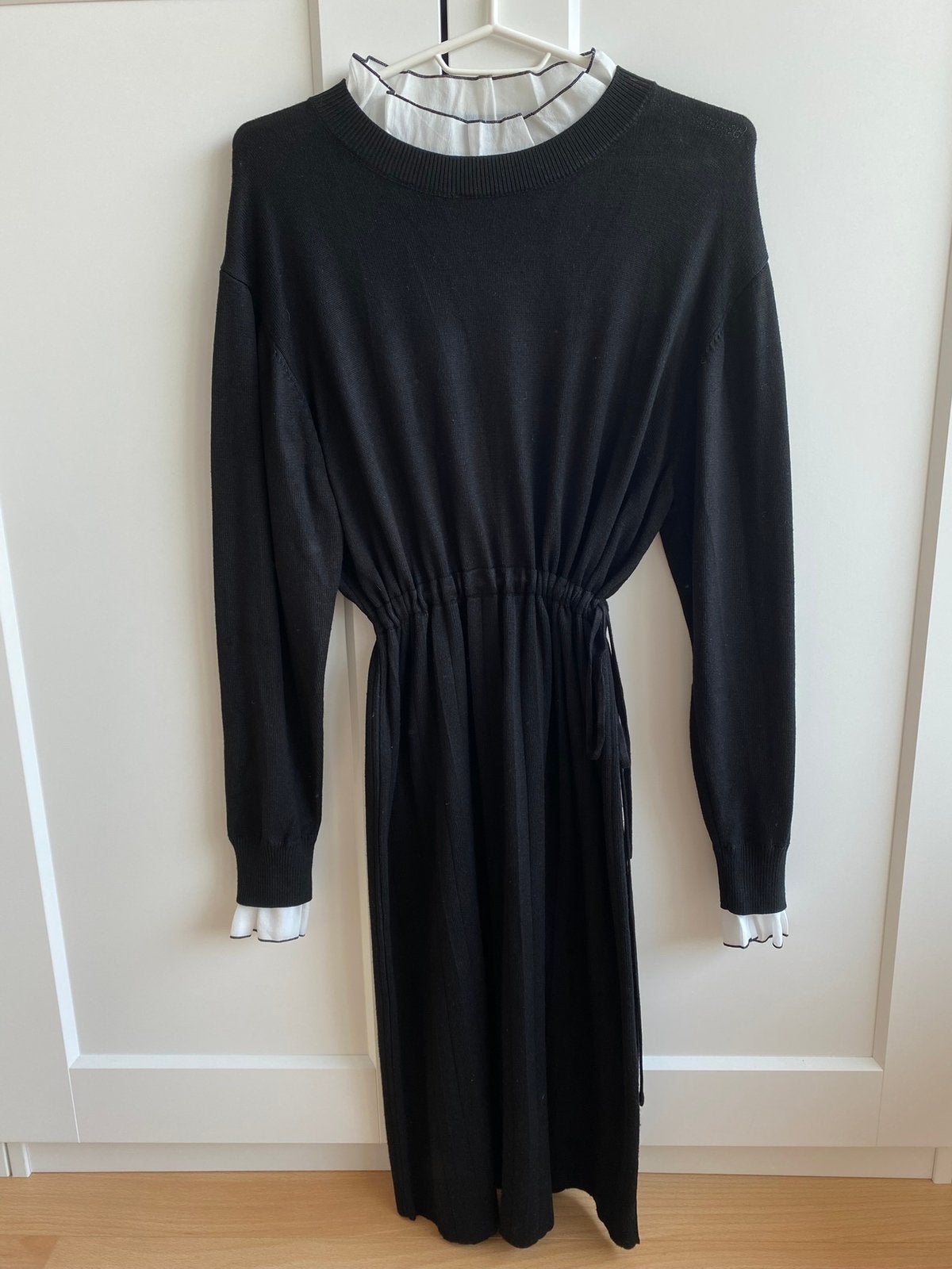 Zwarte winterjurk met witte sier kraag, Maat 38/40 (M), Zwart, Nieuw, Ophalen of Verzenden