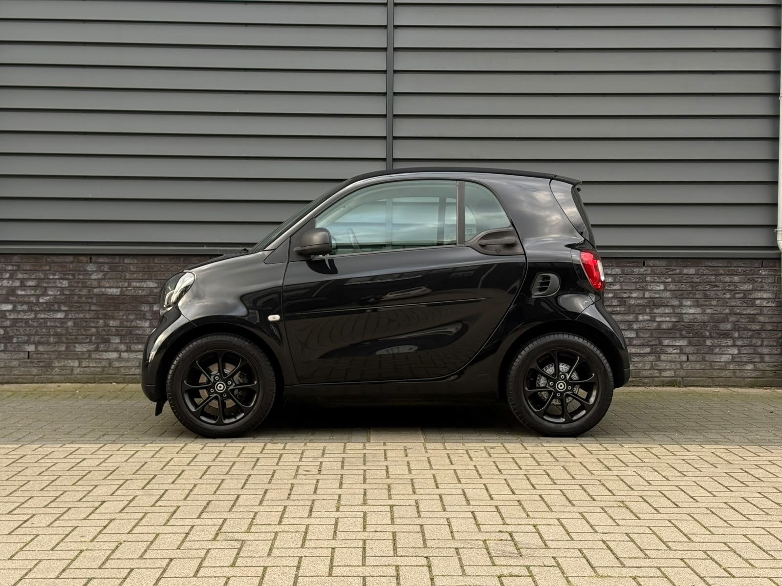 Smart Fortwo 1.0 Base Cruise Airco Bluetooth, Auto's, Gebruikt, Zwart, Zwart, Handgeschakeld