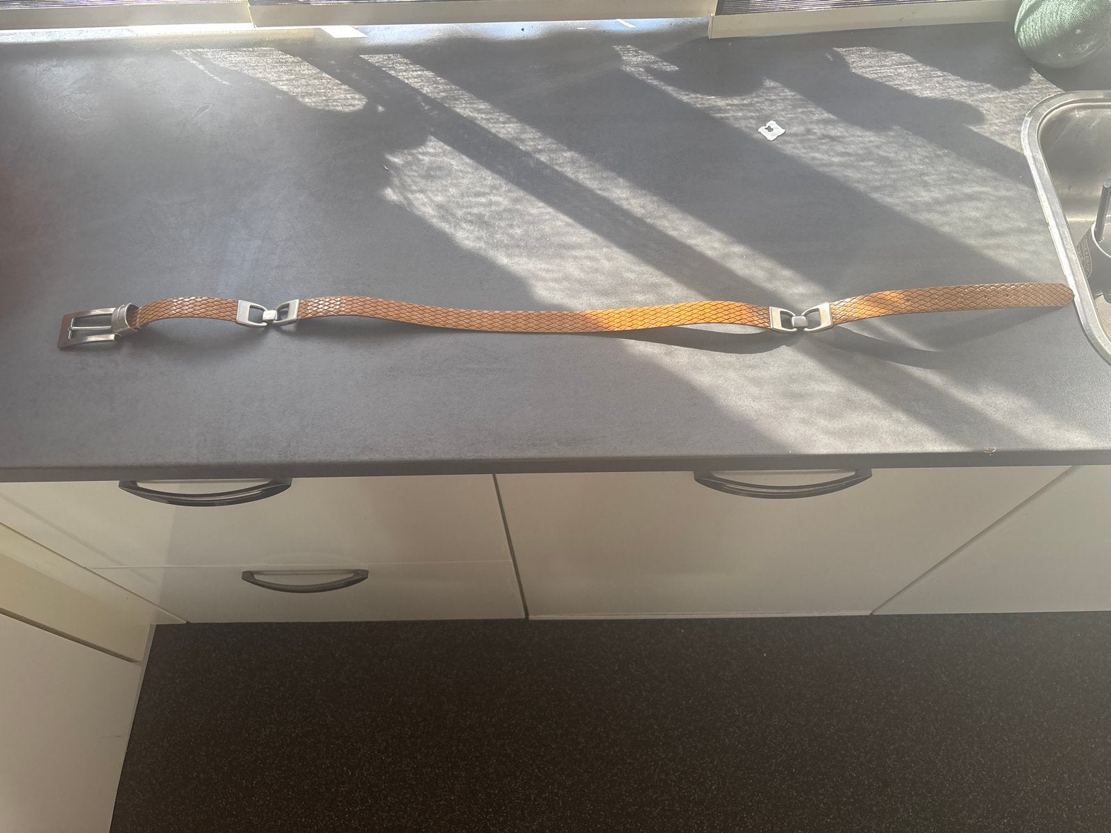 Prachtige Spaanse riem - 105 cm lang, Echt leder, Heupriem, Ophalen of Verzenden, Gedragen