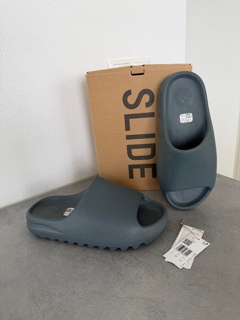 Adidas - Yeezy Slide - Slate Marine - Maat 44,5 - Toebehoren, Ophalen, Nieuw, Adidas Yeezy