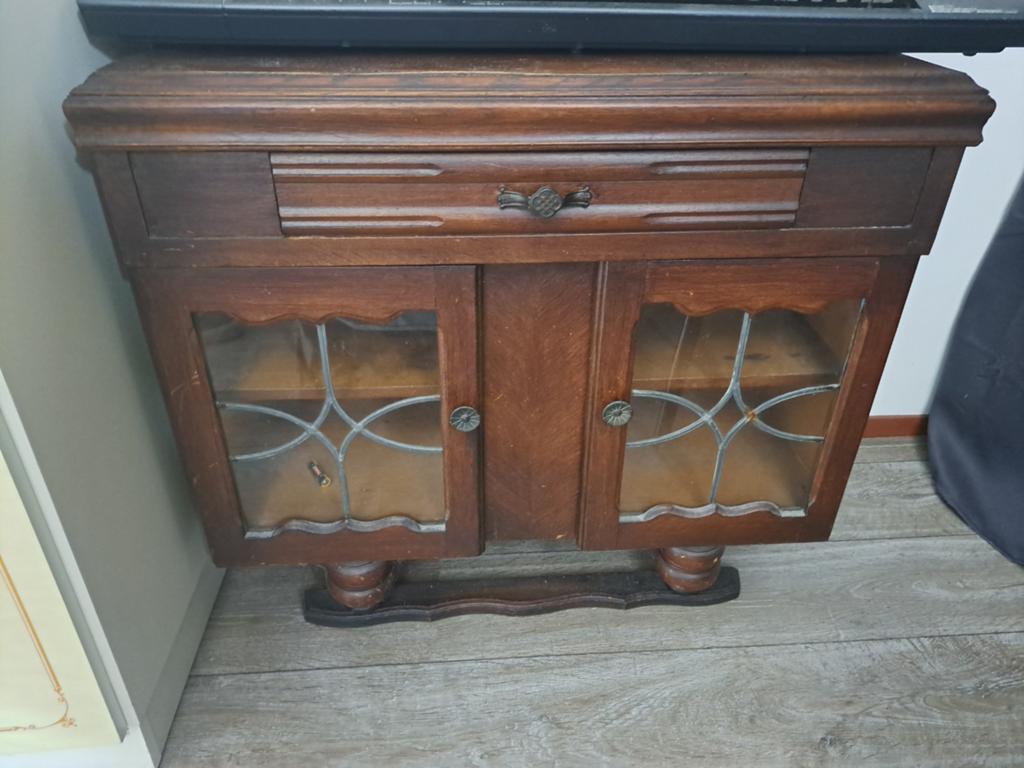 Antiek houten kastje met glas-in-lood deuren, Ophalen
