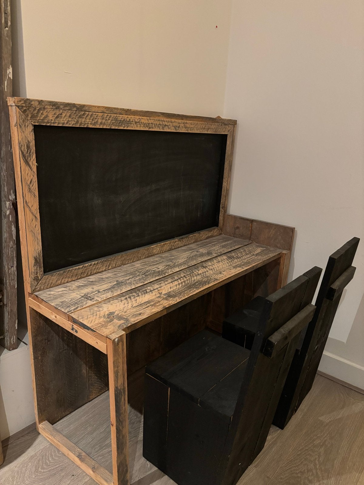 Houten tafel met stoelen en schoolbord, Ophalen, Gebruikt, Tafel(s) en Stoel(en)